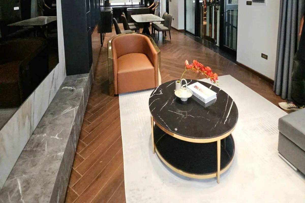 Nội thất phòng khách với vách ốp và kệ tivi do PT HOME thi công